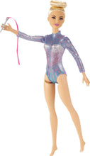 Carica l&#39;immagine nel visualizzatore di Gallery, Barbie -Ginnasta, Bambola Bionda con Coloratissimo Body, 2 Bastoni e Nastro, Giocattolo per Bambini 3+ Anni, GTN65