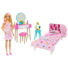 Carica l&#39;immagine nel visualizzatore di Gallery, Barbie - Set Camera da letto di Barbie, include una bambola in pigiama rosa e pantofole, un gattino, letto, specchiera e comodino, 20+ accessori a tema, giocattolo per bambini, 3+ anni, HPT55