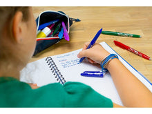 Carica l'immagine nel visualizzatore di Gallery, Pilot - Confezione da 1 Frixion Ball + 1 set di 3 ricariche - Penna cancellabile con inchiostro termosensibile - Penna roller ricaricabile realizzata in plastica riciclata - Blu - Punta media