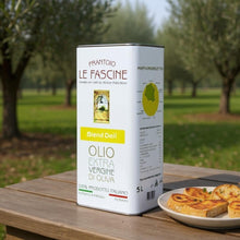 Carica l'immagine nel visualizzatore di Gallery, Le Fascine "Blend Delì" - Olio Extravergine Di Oliva 100% Italiano Estratto A Freddo Prodotto Da Olive Provenzale Ogliarola e Leccino (Latta da 5 Litri)