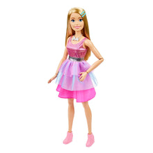 Carica l&#39;immagine nel visualizzatore di Gallery, Barbie - Bambola grande con capelli biondi, alta 71 cm con abito rosa scintillante, collana, fermaglio per capelli e tanti accessori, giocattolo per bambini, 3+ anni, HJY02