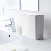 Carica l'immagine nel visualizzatore di Gallery, YAMAZAKI 4266 Scatola Magnetica per Accessori Lavanderia Bianco Resina ABS Magnete/Silicone Minimalista 17 x 9,5 x 17 cm (L x P x A)