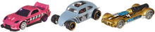 Carica l&#39;immagine nel visualizzatore di Gallery, Hot Wheels - Confezione da tre macchinine, veicoli classici ed esclusivi in scala 1:64 da collezionare, linee autentiche e decorazioni mozzafiato, giocattolo per bambini, 3+ anni, K5904