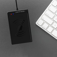 Carica l'immagine nel visualizzatore di Gallery, Cryptnox Lettore di Smart Card senza contatto – Conforme ISO 14443 e Mifare® | Connettività USB Type-C e Type-A | Autenticazione sicura per pagamenti elettronici, e-commerce, controllo accessi e altro