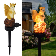 Carica l'immagine nel visualizzatore di Gallery, Energia solare Pinecone scoiattolo luce, decorazione giardino resina carino animale lampada di terra, tramonto senza fil