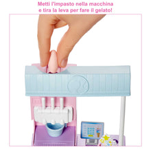 Carica l&#39;immagine nel visualizzatore di Gallery, Barbie - Playset Gelateria con Bambola con Macchina per Gelato, Accessori, 2 Tipi di Pasta Modellabile, Giocattolo e Regalo per Bambini 4+ Anni, HCN46