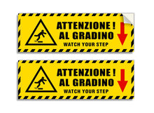 Carica l'immagine nel visualizzatore di Gallery, 2 Adesivi Attenzione al gradino, mis. 30x10 cm, in italiano e inglese, cartello in vinile, pittogramma sicurezza pericol