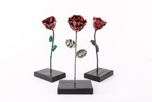 Carica l'immagine nel visualizzatore di Gallery, Forging Art Bcn Rosa Eterna in Ferro Forgiato a Mano con Piedistallo (Rosso/Nero)