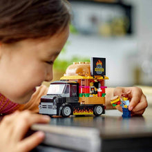 Carica l&#39;immagine nel visualizzatore di Gallery, LEGO City Furgone degli Hamburger Giocattolo, Veicolo da Costruire per Bambini e Bambine da 5 Anni in su, Camion Food Truck con Accessori per Cucinare e 2 Minifigure, Regalo Divertente 60404