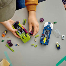 Carica l'immagine nel visualizzatore di Gallery, LEGO City Inseguimento della Macchina da Corsa, Set con 2 Modellini di Auto da Costruire della Polizia, Giocattolo per Bambini e Bambine da 6 Anni in su con Veicolo di Emergenza e 2 Minifigure 60415