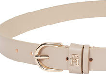 Carica l'immagine nel visualizzatore di Gallery, Tommy Hilfiger Donna Cintura Essential Effortless 2,5 cm Cintura in Pelle, Beige (Sandalwood), 95 cm