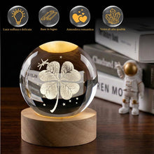 Carica l'immagine nel visualizzatore di Gallery, Sfera di Cristallo 3D, Sfera di Cristallo da 60 mm con Quadrifoglio Portafortuna, con Base in Legno, Inciso in 3D Luce N