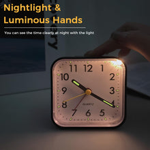 Carica l'immagine nel visualizzatore di Gallery, CNMTCCO sveglia da comodino, senza ticchettio, con luce, alimentata a batteria, allarme forte, funzione Snooze, funziona