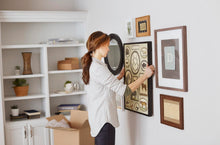 Carica l'immagine nel visualizzatore di Gallery, Command Strisce Appendi Quadri Adesive Bianche, 12 Coppie (4 Medie M + 8 Grandi L), per Appendere Quadri, Cornici e Spec