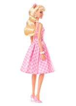 Carica l&#39;immagine nel visualizzatore di Gallery, Barbie The Movie - Margot Robbie, bambola del film Barbie da collezione con abito vintage a quadretti rosa e bianco e collana con margherita, giocattolo per bambini, 3+ anni, HPJ96