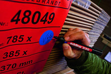 Carica l'immagine nel visualizzatore di Gallery, edding 330 pennarello indelebile - nero - 1 marcatore - punta a scalpello 1-5 mm - impermeabile, ad asciugatura rapida, a prova di sbavature - per cartone, plastica, vetro, legno, metallo e tessuto