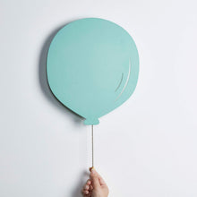 Carica l'immagine nel visualizzatore di Gallery, Lights4fun Applique a Palloncino Verde con 13 LED Bianchi Caldi a Pile Luce Notturna per Camerette dei Bambini Arredo In