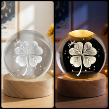 Carica l'immagine nel visualizzatore di Gallery, Sfera di Cristallo 3D, Sfera di Cristallo da 60 mm con Quadrifoglio Portafortuna, con Base in Legno, Inciso in 3D Luce N