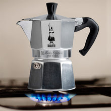 Carica l'immagine nel visualizzatore di Gallery, Bialetti Caffettiera Moka Express, Manico anti scottatura, Non adatta a induzione, 1 Tazze (60 ml), Alluminio