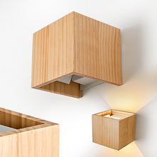 Carica l'immagine nel visualizzatore di Gallery, Applique da Parete Interno LED 6W Legno, Lampada da Parete Moderno, Applique da Muro Bianco Caldo 3000K Luce Up Down Vin