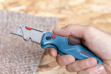 Carica l'immagine nel visualizzatore di Gallery, Bosch Professional Coltello a serramanico universale con scomparto portalame nell'impugnatura in metallo (incl. 2 lame d