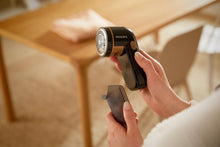 Carica l'immagine nel visualizzatore di Gallery, Philips Accessori Stiro Levapelucchi Alimentazione a Batteria, Contenitore Pelucchi Removibile, Spazzolina per la Pulizia, Schwarz/Gold