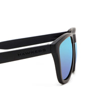 Carica l'immagine nel visualizzatore di Gallery, Hawkers ONE POLARIZED, Occhiali da sole Unisex - Adulto, Nero Carbone/Blu Polarizzato, Taglia unica