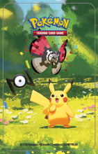 Carica l'immagine nel visualizzatore di Gallery, Pokémon: miniscatola da collezione Pikachu dell’espansione 30° Anniversario del GCC Pokémon (1 foglio di adesivi, 1 carta con l’illustrazione della miniscatola e 2 buste di espansione), Ed. Italiano