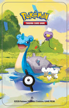 Carica l'immagine nel visualizzatore di Gallery, Pokémon: miniscatola da collezione Lapras dell’espansione 30° Anniversario del GCC Pokémon (1 foglio di adesivi, 1 carta