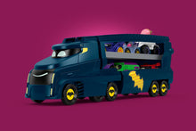 Carica l'immagine nel visualizzatore di Gallery, Fisher-Price DC Batwheels - Bat-Autotreno, playset Autotreno con rampa e veicolo Bam Batmobile in scala 1:55 incluso, può contenere 7 macchinine die-cast, giocattolo per bambini, 3+ anni, HMX07