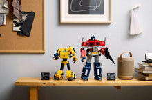 Carica l&#39;immagine nel visualizzatore di Gallery, LEGO Icons Transformers Bumblebee Action Figure Robot da Collezione, Kit Modellismo da Costruire per Adulti a Tema Cinematografico Convertibile in Modalità Veicolo, Regalo per Uomo o Donna 10338
