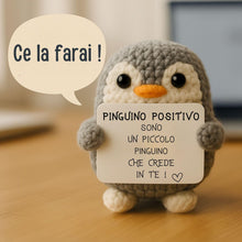 Carica l&#39;immagine nel visualizzatore di Gallery, Pinguino Positivo© | Regalo Originale e Divertente | Idea Simpatica | Festa Bambini Ragazzi | Compleanno Bimba Bimbo| Decorazione Cameretta| Amigurumi Casa | Bambola Umoristica | Peluche Motivazionale