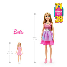 Carica l&#39;immagine nel visualizzatore di Gallery, Barbie - Bambola grande con capelli biondi, alta 71 cm con abito rosa scintillante, collana, fermaglio per capelli e tanti accessori, giocattolo per bambini, 3+ anni, HJY02