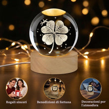 Carica l'immagine nel visualizzatore di Gallery, Sfera di Cristallo 3D, Sfera di Cristallo da 60 mm con Quadrifoglio Portafortuna, con Base in Legno, Inciso in 3D Luce N