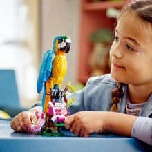 Carica l&#39;immagine nel visualizzatore di Gallery, LEGO Creator Pappagallo Esotico, Set 3 in 1 con Pesce e Rana, Animali Giocattolo da Costruire, Giochi Creativi per Bambini e Bambine da 7 Anni in su con Figure della Giungla, Idee Regalo 31136