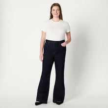 Carica l'immagine nel visualizzatore di Gallery, Amazon Essentials Jeans a Vita Alta a Zampa di Elefante Super Elasticizzati Donna, Risciacquo, 40