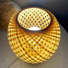 Carica l'immagine nel visualizzatore di Gallery, Lampada da tavolo a lanterna in bambù intrecciato, lampada da comodino, luce notturna in stile rurale, luce decorativa, 