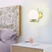 Carica l'immagine nel visualizzatore di Gallery, Alpinaluz Applique da parete: paralume a sfera in vetro opaco bianco, portalampada in alluminio dorato E27, stile modern
