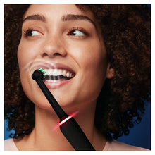 Carica l'immagine nel visualizzatore di Gallery, Oral-B Spazzolino Elettrico Ricaricabile Pro 3 3000, Sensore di Pressione Luminoso, Batteria a Lunga Durata, 2 Testine Cross Action, 1 Spazzolino Elettrico, Nero, Idea Regalo
