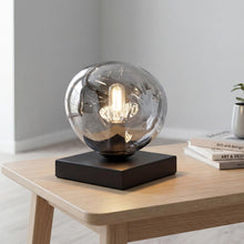 Carica l'immagine nel visualizzatore di Gallery, Lampada da tavolo in vetro e alluminio nera e argento per camera da letto e soggiorno 17,5 cm piccola E14 decorativa ele