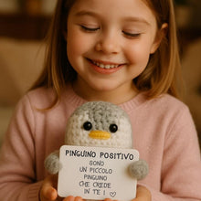 Carica l&#39;immagine nel visualizzatore di Gallery, Pinguino Positivo© | Regalo Originale e Divertente | Idea Simpatica | Festa Bambini Ragazzi | Compleanno Bimba Bimbo| Decorazione Cameretta| Amigurumi Casa | Bambola Umoristica | Peluche Motivazionale