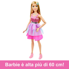 Carica l&#39;immagine nel visualizzatore di Gallery, Barbie - Bambola grande con capelli biondi, alta 71 cm con abito rosa scintillante, collana, fermaglio per capelli e tanti accessori, giocattolo per bambini, 3+ anni, HJY02