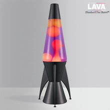 Carica l'immagine nel visualizzatore di Gallery, LAVA® - Lampada Lava Evenfall Rocket 2391, cera gialla, liquido viola, base decorativa, cappuccio e alette del razzo, la