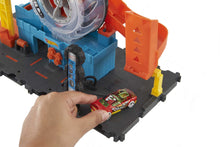 Carica l'immagine nel visualizzatore di Gallery, Hot Wheels City Pneumatici Super velocità, Playset Rampa per Macchinine tra Ruote in Autofficina, Include 1 Macchinina, Regalo Bambini 4-8 Anni, Hdp02, Multicolore, ‎17.46 x 34.93 x 40 cm