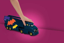 Carica l'immagine nel visualizzatore di Gallery, Fisher-Price DC Batwheels - Bat-Autotreno, playset Autotreno con rampa e veicolo Bam Batmobile in scala 1:55 incluso, può contenere 7 macchinine die-cast, giocattolo per bambini, 3+ anni, HMX07