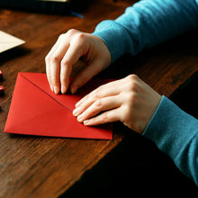 Carica l'immagine nel visualizzatore di Gallery, IPEA Buste Rosse con Cartoncino Interno Rosso - 20 Pezzi - Biglietti 14 X 9 cm con Cartoncino per Regali di Natale, Even