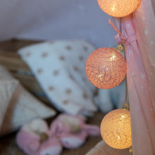 Carica l'immagine nel visualizzatore di Gallery, GuirLED - Guirlanda luminoso a LED per batuffoli di cotone USB - Luce notturna per bambini 2h - Alimentatore doppio USB 