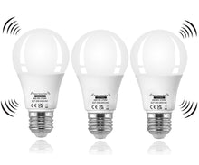Carica l'immagine nel visualizzatore di Gallery, lampadina sensore di movimento E27 9W Bianco caldo 2700K Auto On/Off lampadine con sensore crepuscolare 3 Pezzis