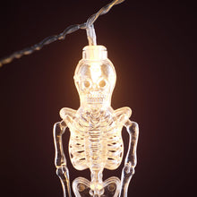 Carica l'immagine nel visualizzatore di Gallery, Lights4fun Luci Decorative Halloween con 10 Scheletri i in Plastica Trasparente, LED Bianco Caldo, a Batterie con Timer,