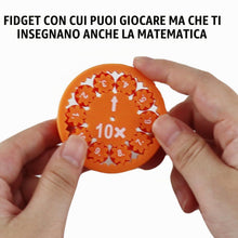 Carica l'immagine nel visualizzatore di Gallery, 9 Pezzi Mathe Fakten Fidgets Spinners Kit, Moltiplicazioni Divisioni Math Fact Spinners Fidgets, Mini Giocattolo Math Sp